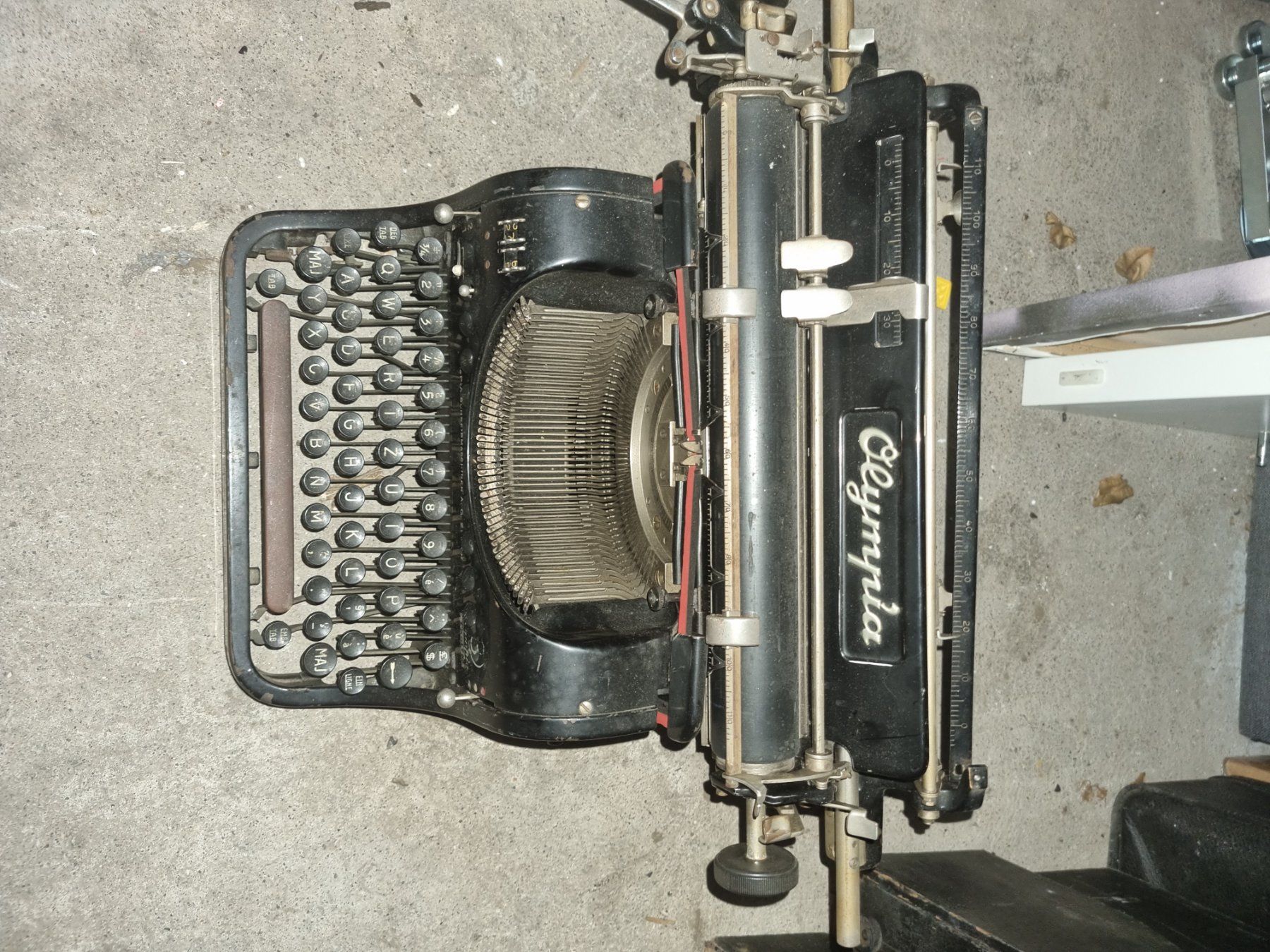 Schreibmaschinen: Machine à écrire Olympia 8 machine mécanique ancienne usagée – Gebraucht aus Genève von kev_d8vl