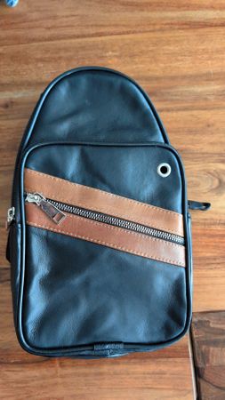 Stylische Umhängetasche aus Kunstleder, Schwarz/braun