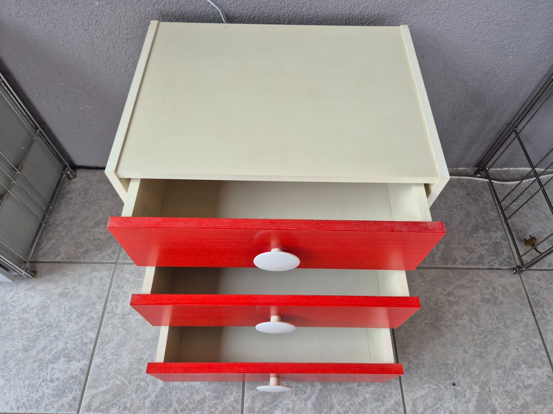 Nachttische: Vintage 1970 Schubladenkommode Massive Nachttisch Holz – Gebraucht aus Nottwil von Wondewa-Shop 9