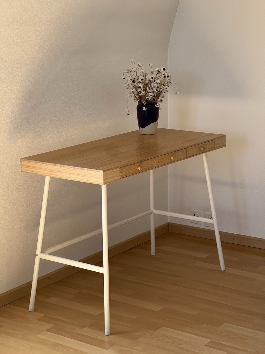 Scrivanie: Schreibtisch IKEA – Usato da Zürich venduto da eli_ry7v
