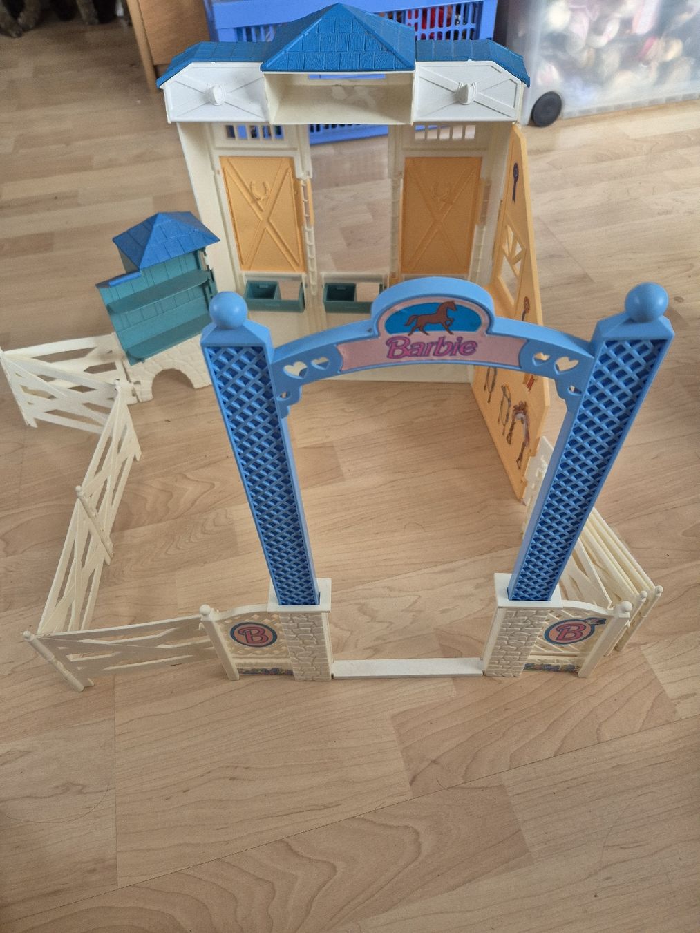 Puppen: Barbie's älterer Pferdestall/koppel - Sommerangebot – Gebraucht aus Aarau von Goldwitch