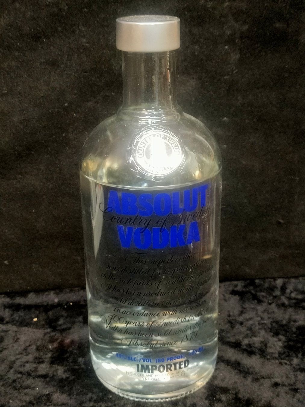 Absolut Vodka Spirituosen: ABSOLUT VODKA BOUTEILLE ENTAMÉ – Gebraucht aus Genève von Leboucheoreilles