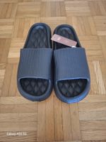 Bequeme, neue Badeschuhe / Pool Slides, Grösse 44