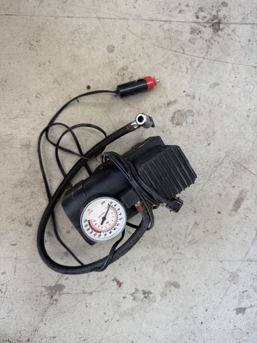 Compressori: Auto Kompressor mit Manometer 12V Zigarettenanzünder – Usato da Beckenried venduto da chef3945