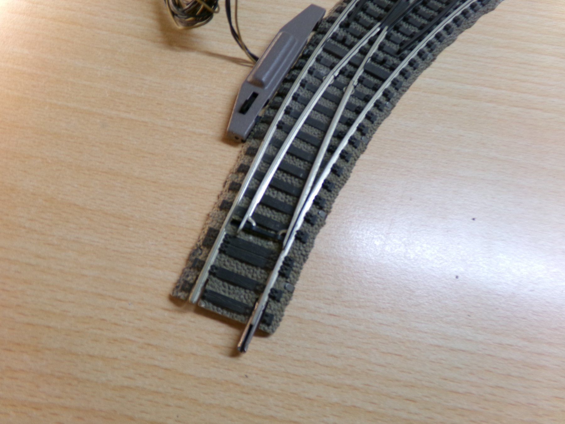 Fleischmann Modellini di ferrovie: Fleischmann H0 Profigleis Bogenweiche rechts 6142 mit Antrie – Usato da Hombrechtikon venduto da Se9 1