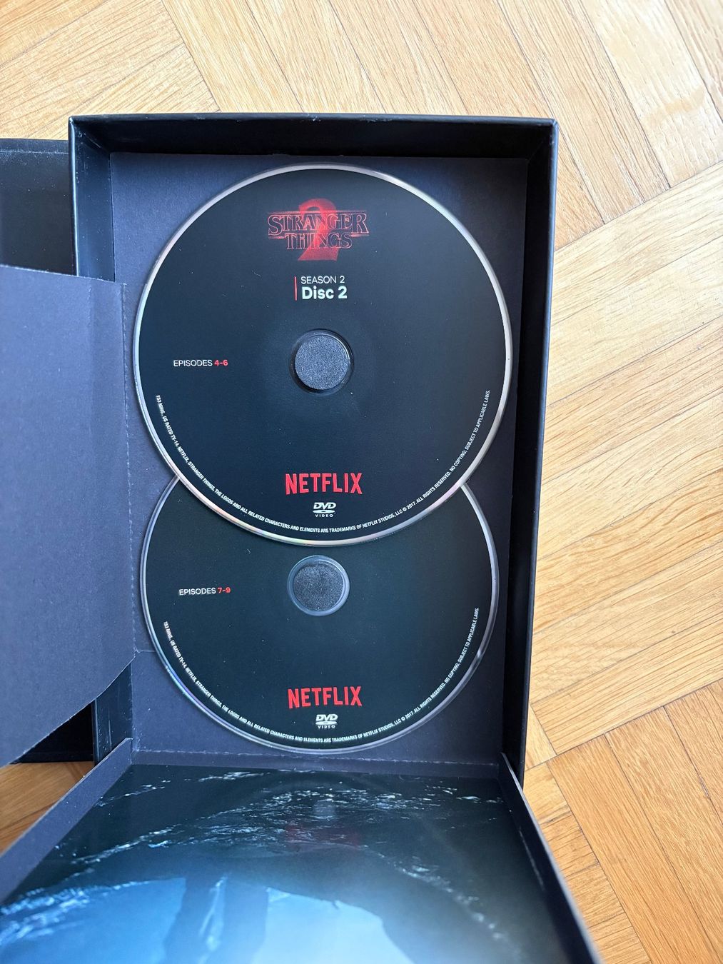 Tutti i DVDs: Stranger Things: Season 2 - Collector's Edition - Blu-ray – Nuovo (secondo la descrizione) da Zürich venduto da Malcom 5