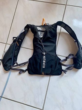 Gilet dhydratation Kiprun 5 L avec poche à eau incluse