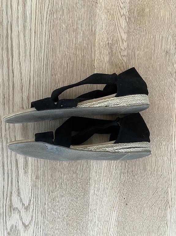 Chaussures femmes: Chaussures ouvertes noires  – D'occasion à Vandoeuvres par ann_lq5h 1