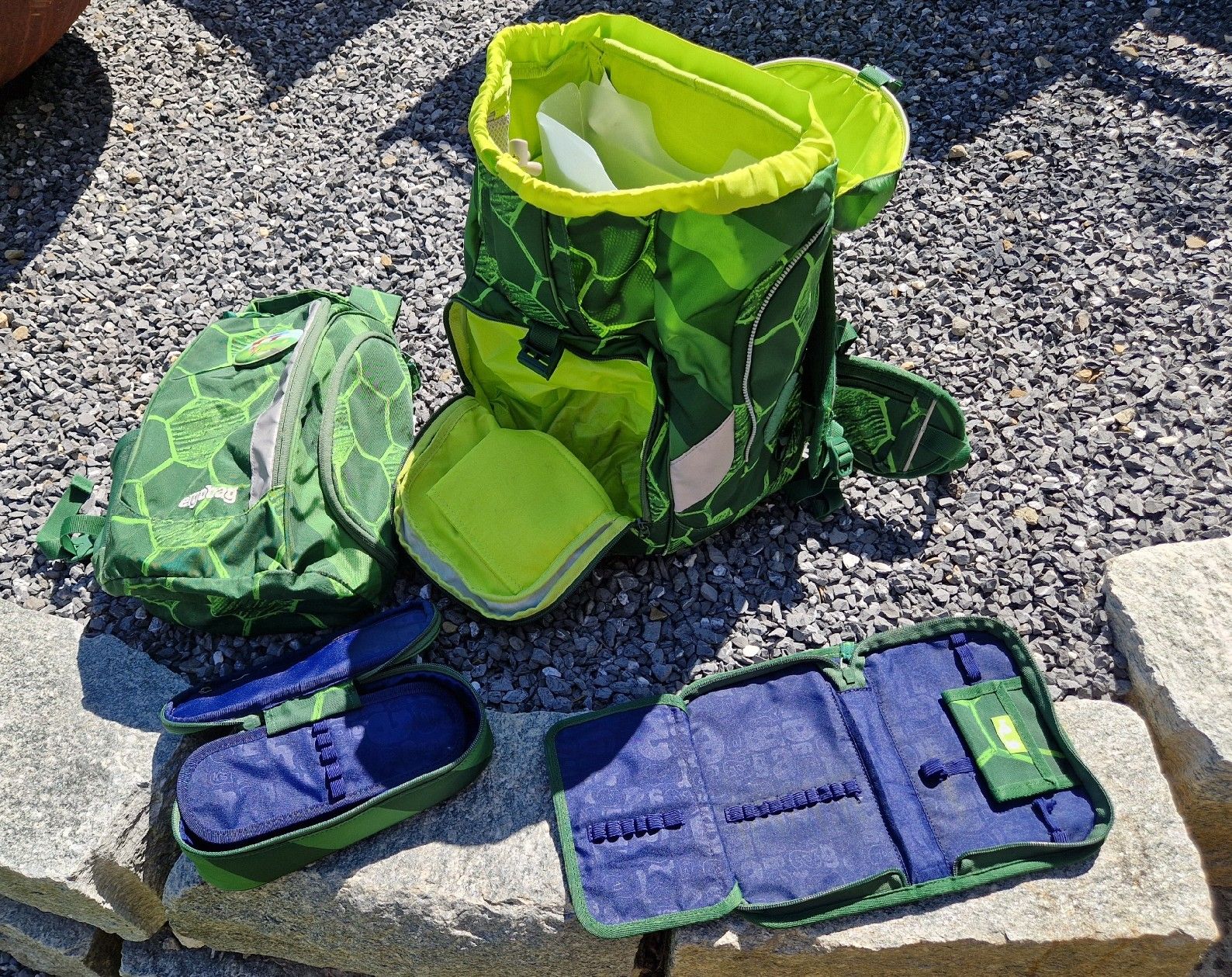 Ergobag Borse & Zaini: Ergobag Schulranzen Set mit 2x Etui und Turnrucksack – Usato da Schindellegi venduto da COIFFY 5