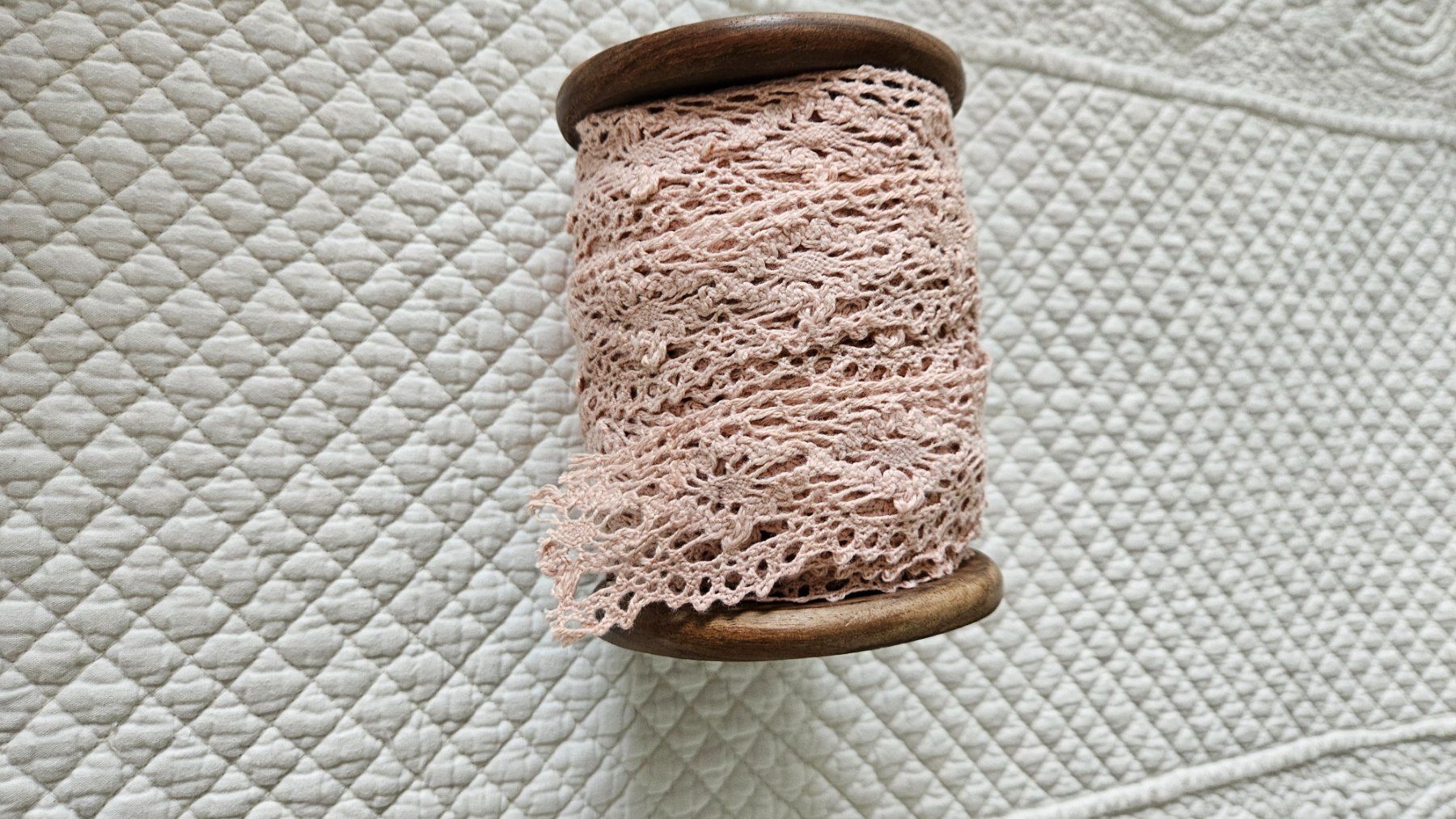 Stoffe: Holzspule mit rosa Häkelspitze Spitze 16 Meter – Neu (gemäss Beschreibung) aus Gossau ZH von LeoniesDeko