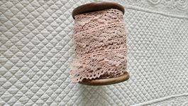 Holzspule mit rosa Häkelspitze Spitze 16 Meter