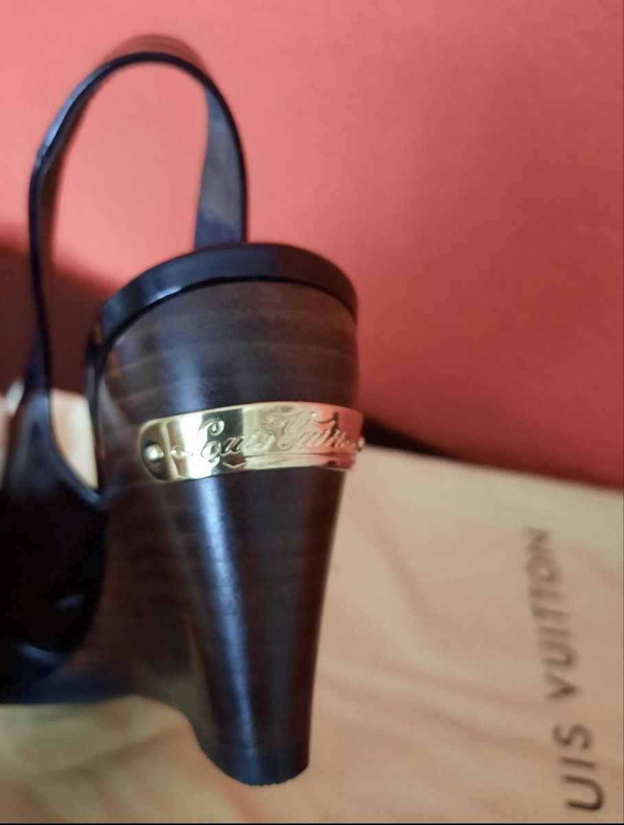 Louis Vuitton Scarpe da donna: Louis Vuitton wedge sandal – Nuovo (secondo la descrizione) da Wohlen AG venduto da rol_8r5l 5