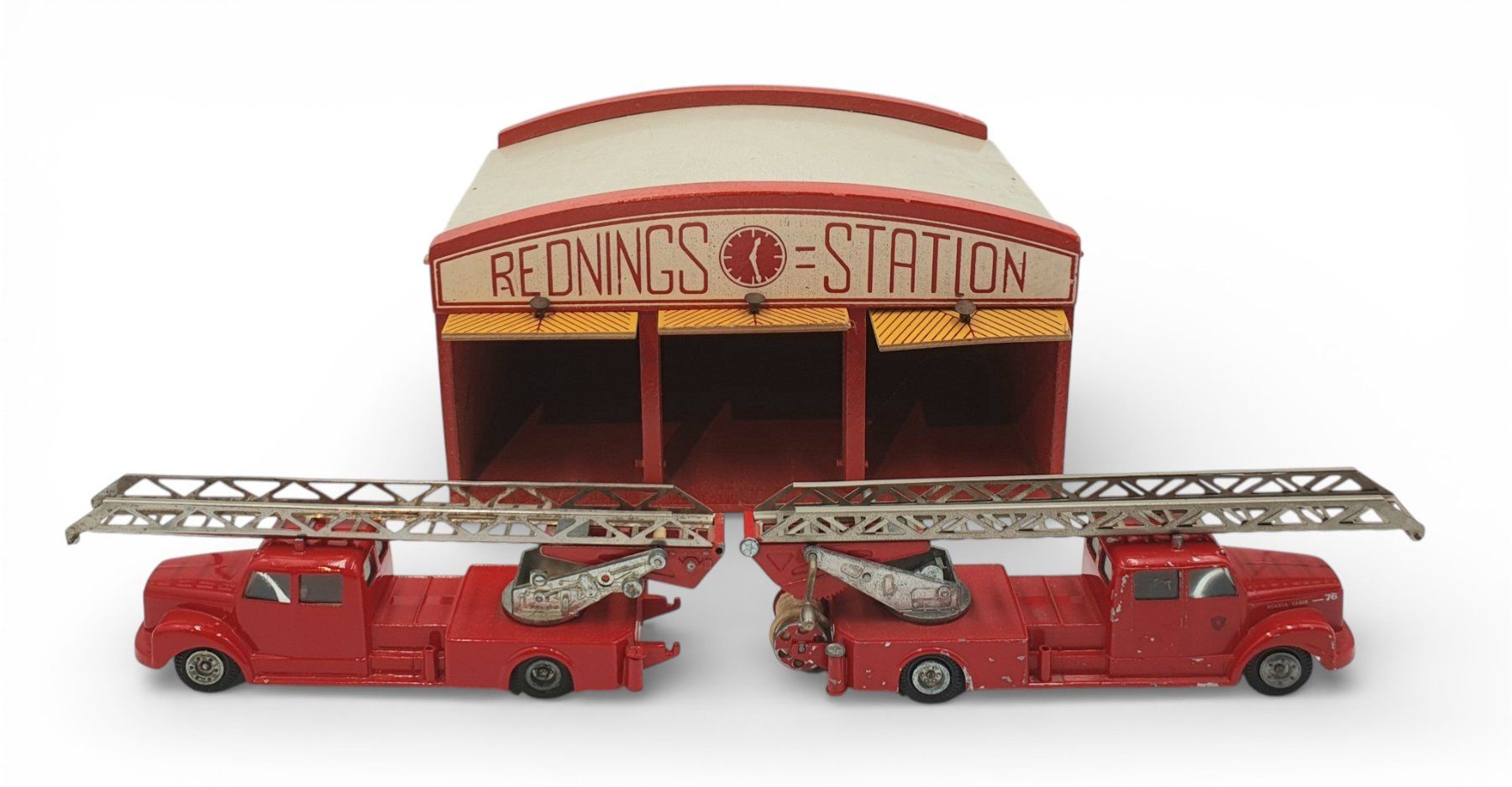 Tekno Modellautos: Feuerwache mit 2 Tekno Feuerwehren – Gebraucht aus Rickenbach b. Wil von klassikmarkt.ch 3