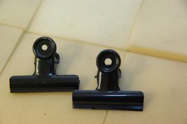 2x grosse Metall Klammer, schwarz