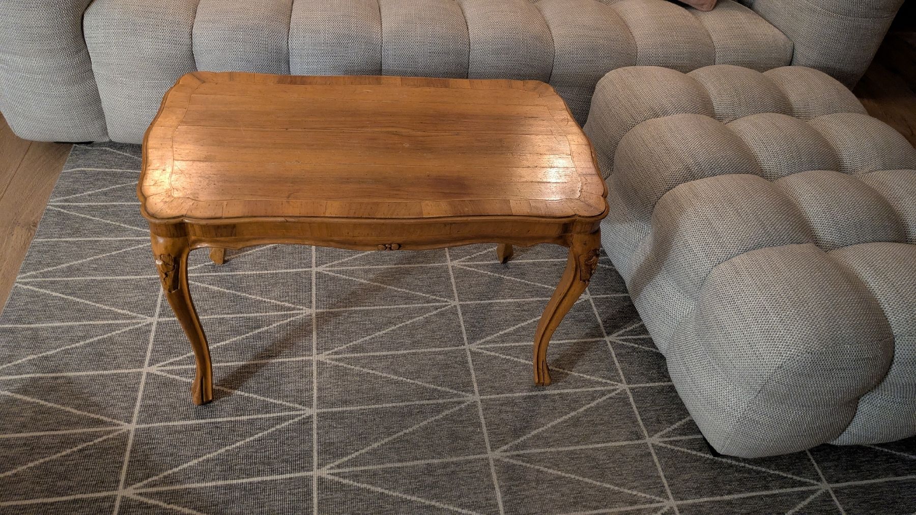 Tische: Antiker Couchtisch mit Cabriole Beine Barock Stil – Gebraucht aus Staad SG von Reenalina 4
