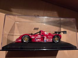Voiture miniature Minichamps 1:43 rouge en vitrine bon état