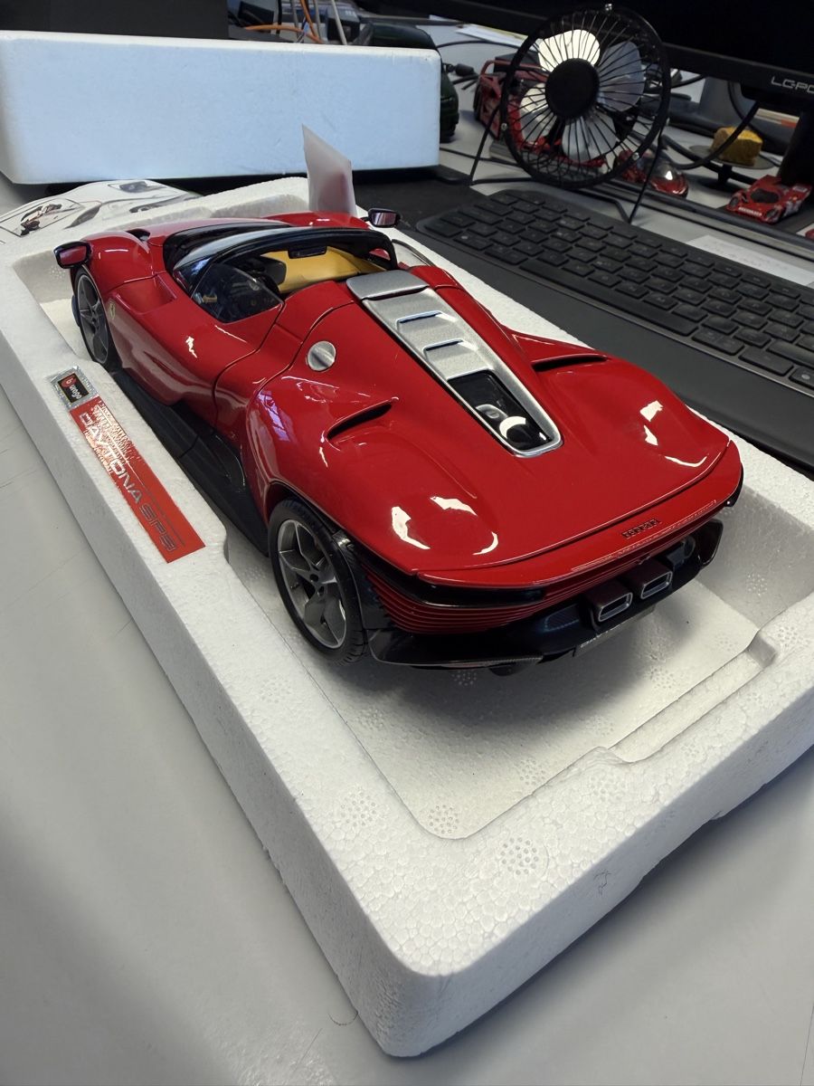 Bburago Modellautos: Ferrari Daytona SP3 1:18 Bburago – Neu und originalverpackt aus Martigny von uth_2t2d 5