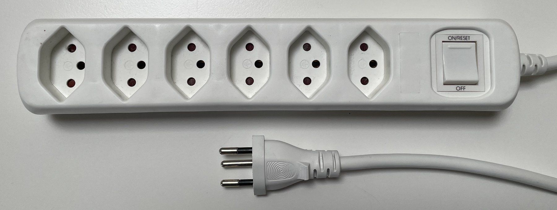 Alimentazione elettrica: Steckdosenleiste 6er mit Schalter – Usato da Cham venduto da fiopel