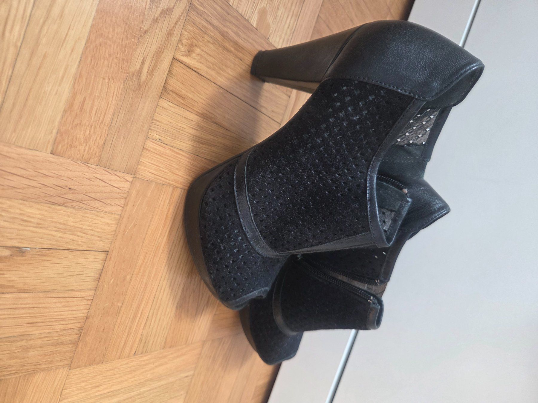 Damenschuhe: Schwarze Sommer-Stiefeletten mit Absatz, Grösse 35 – Gebraucht aus Regensdorf von sar_895z 1