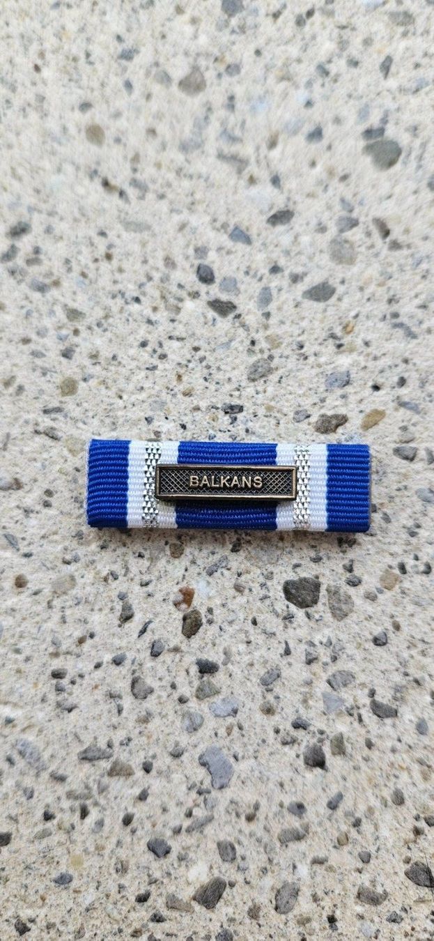 Schweizer Armee Placchette & Badge: *** Ribbon Balkans Swisscoy Einsatz *** – Nuovo e nell'imballaggio originale da Riedholz venduto da fr_sIruP