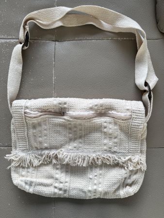 Trendige Umhängetasche aus Naturfasern, in beige
