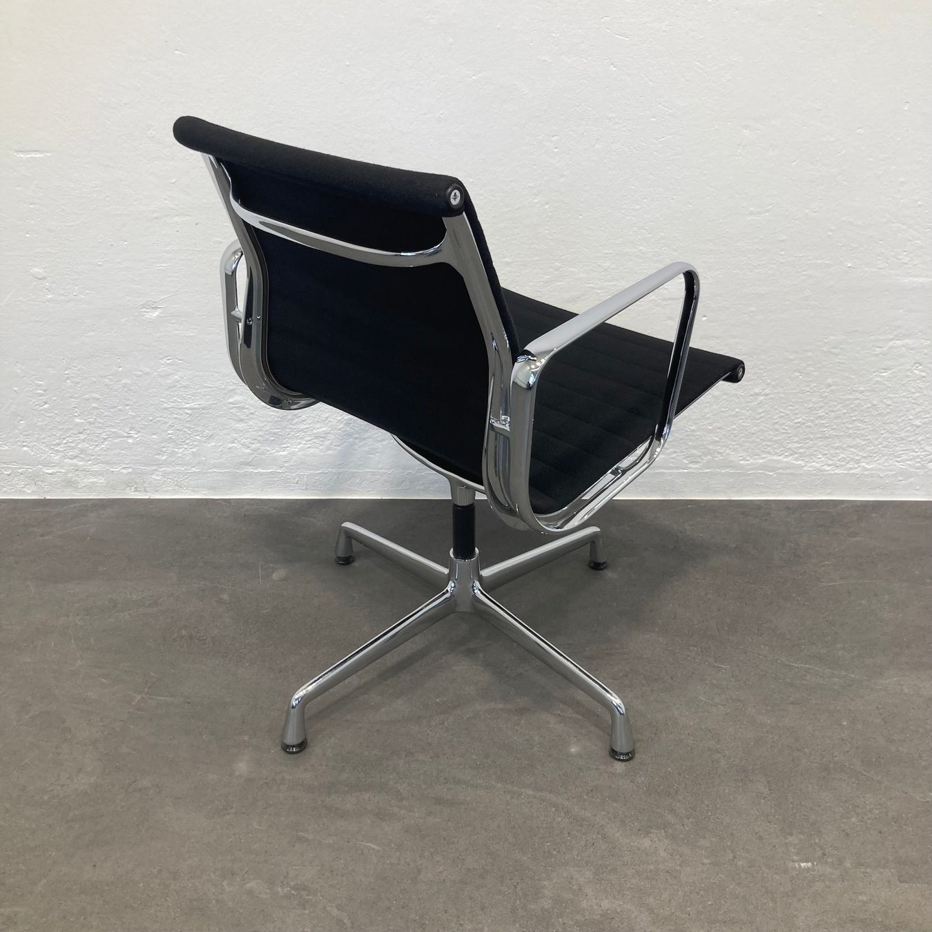 Sedie: Vitra Eames Alu Chair EA108 Hopsak Schwarz – Usato da Schönenwerd venduto da mcofficeshop 3