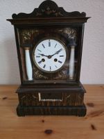 Antike Tischuhr Holzgehäuse mit Verzierung