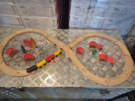 Holzeisenbahn BRIO mit Wagen und Schienen