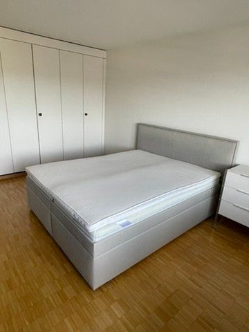 Betten: Hellgraues Doppelbett im Boxspring-Stil mit Kopfteil – Gebraucht aus Zürich von Vichr 4
