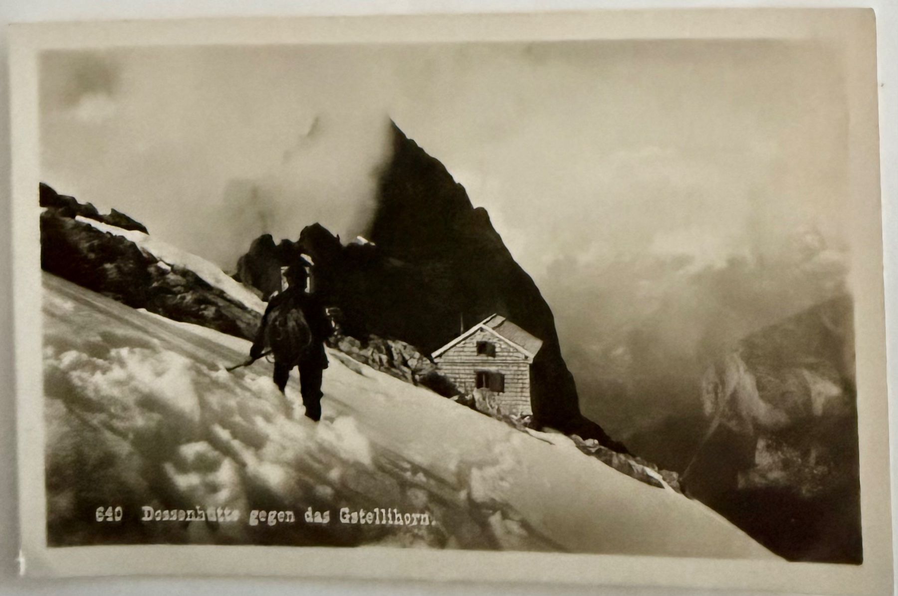 Ansichtskarten: AK: Dossenhütte - Alpiniste arrive à la cabane – Gebraucht aus Lutry von Ediego