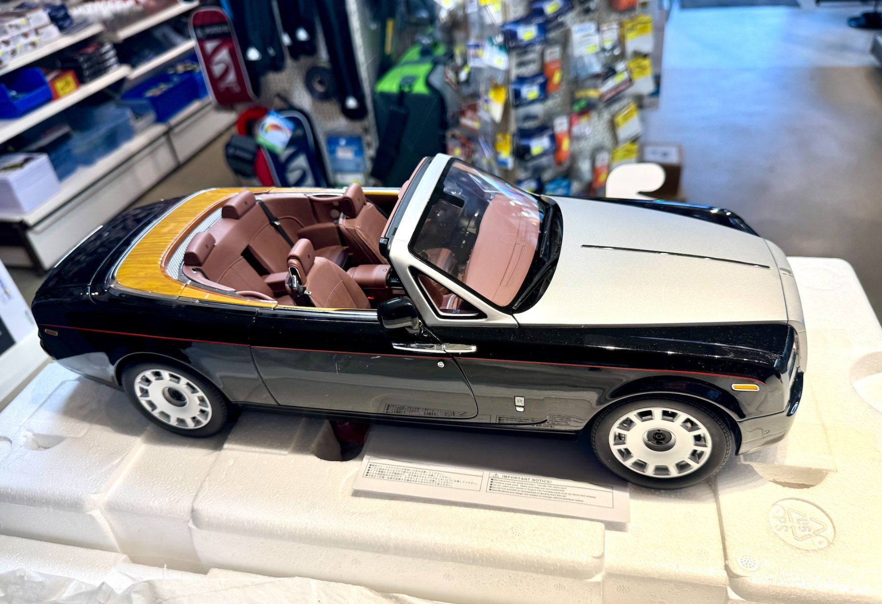 Rolls Royce Voitures modèles: KYOSHO ORIGINAL 1/18 scale Rolls-Royce Phantom 08641 DBK – Neuf avec emballage d'origine à Lausanne par Techobby