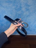 Dunkelblauer Ledergürtel mit Metallschliesse