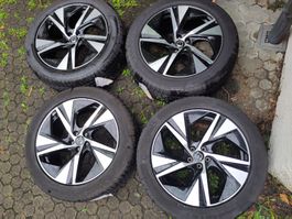 Original Volvo-Felgen mit Winterpneus für XC 90 275/45R20VXL