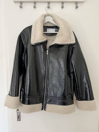 Schwarze Kunstlederjacke mit Teddyfell