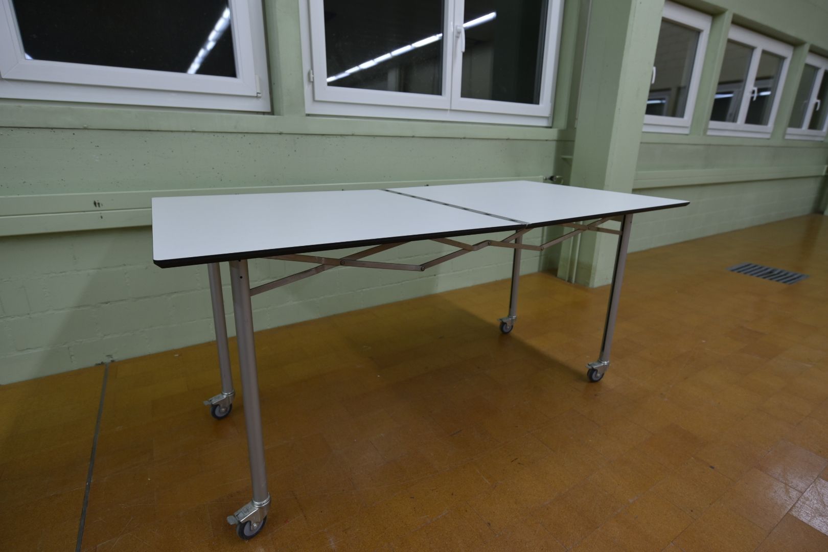 Tavoli: Der faltbare Scheren-Tisch 500 von Thut Möbel – Usato da Lichtensteig venduto da Polsterwerk