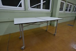 Der faltbare Scheren-Tisch 500 von Thut Möbel