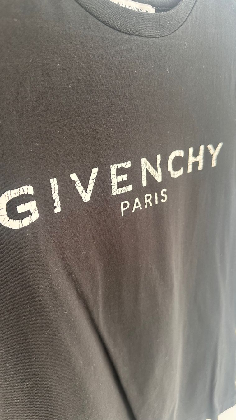 Givenchy T-shirt: Givenchy Tshirt schwarz – Usato da Konolfingen venduto da Luluuuu 1