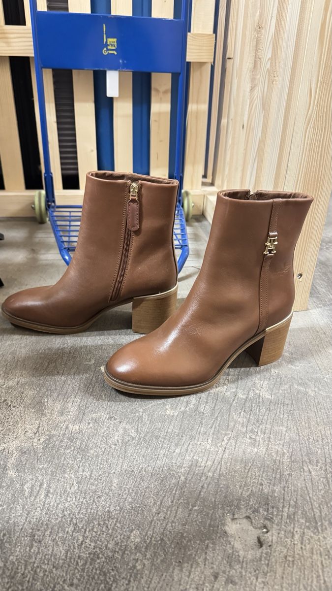 Tommy Hilfiger Scarpe da donna: New leather tommy hilfiger boots – Nuovo e nell'imballaggio originale da Zürich venduto da Violetx