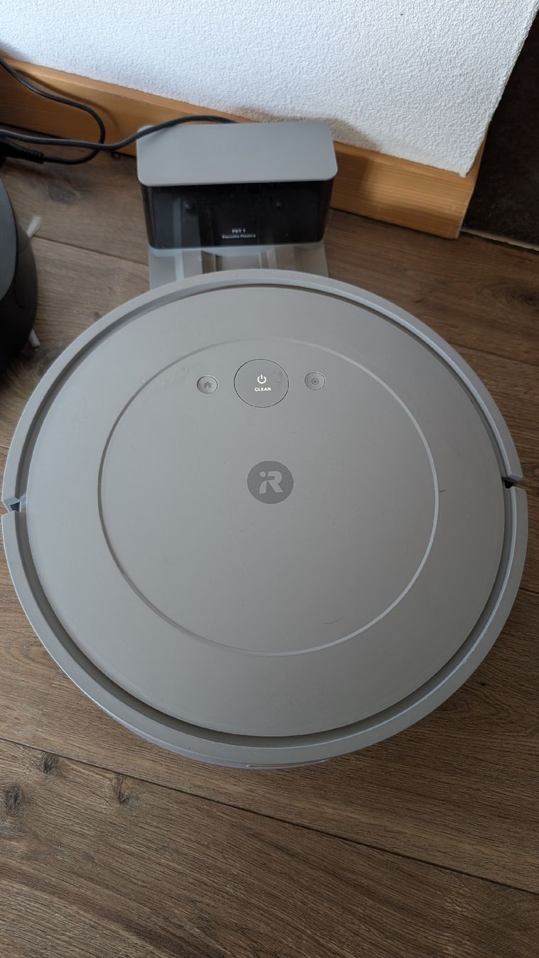 Irobot Aspirateurs & Accessoires: IROBOT - parfaitement fonctionnel,  multiples accessoires – D'occasion à Haute-Nendaz par EmptyCloset
