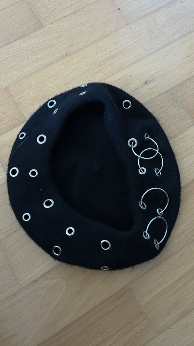 Copricapi, berretti & cappellini: Schwarzer Beret mit Ösen und Ringen – Nuovo (secondo la descrizione) da Aesch BL venduto da noe_xz5r