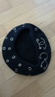 Schwarzer Beret mit Ösen und Ringen