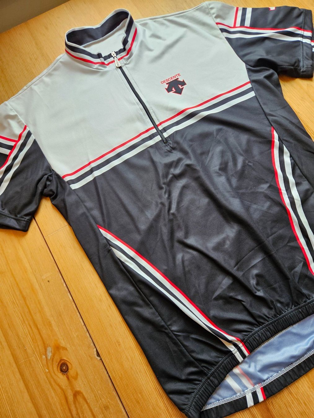 Leibchen & Hosen: Radtrikot Descente Gr. XL Velo Radsport Trikot – Gebraucht aus Hägglingen von United-Village-Trade 1
