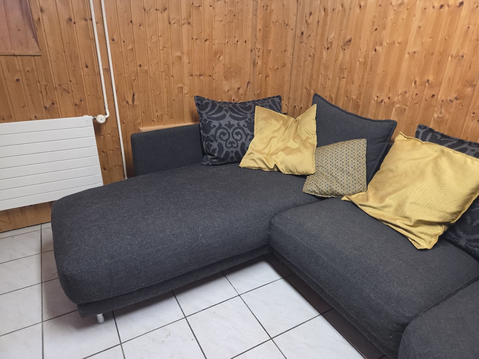 Pfister Sofas: Sofa mit Kissen, anthrazit – Gebraucht aus Pratteln von lexi341 1