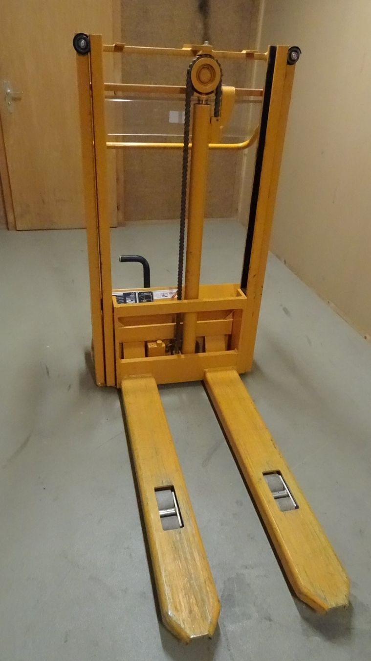Toutes les machines: Elévateur hydraulique à commande au pied – D'occasion à Ecublens VD par man_c2nm 1