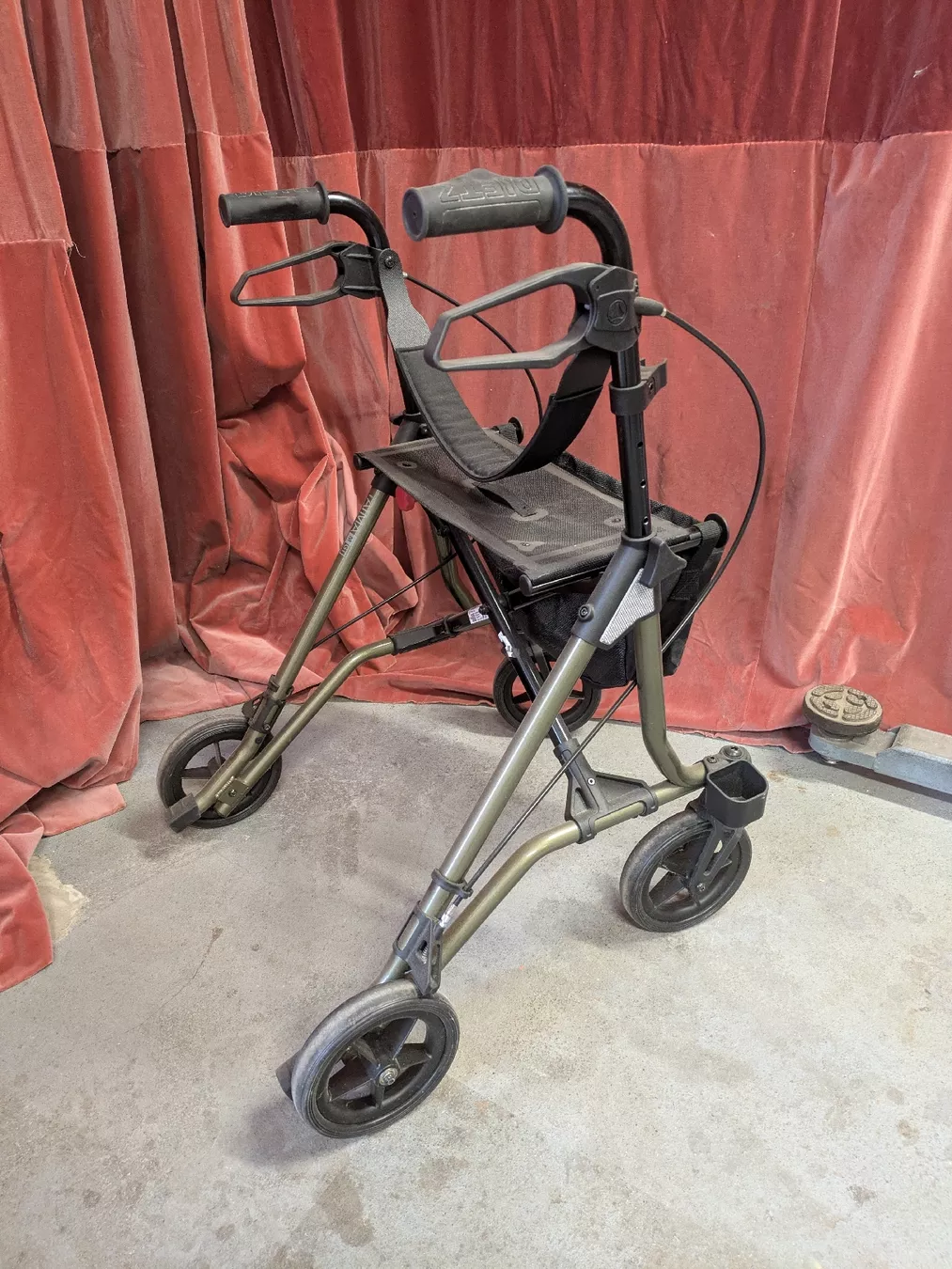 Aides à la marche: Rollator – D'occasion à Oberuzwil par Simpeloder 1
