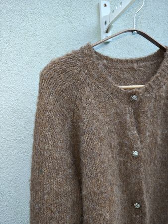 Strick-Cardigan in Braun mit silbernen Schmuckknöpfen