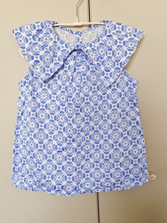 Sommerliches Mädchen-Top mit blauem Muster, Grösse 104/110