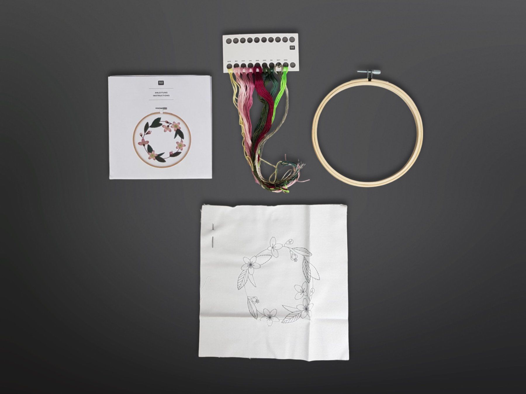 Kit bricolage: RICO Stickpackung Kirschblütenkranz – Nuovo (secondo la descrizione) da Suhr venduto da Restwert_Suhr