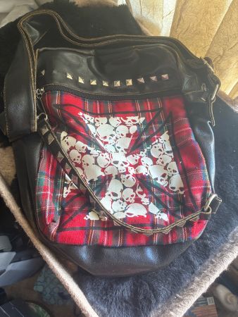 Handtasche im Punkrock style mit extra Nieten