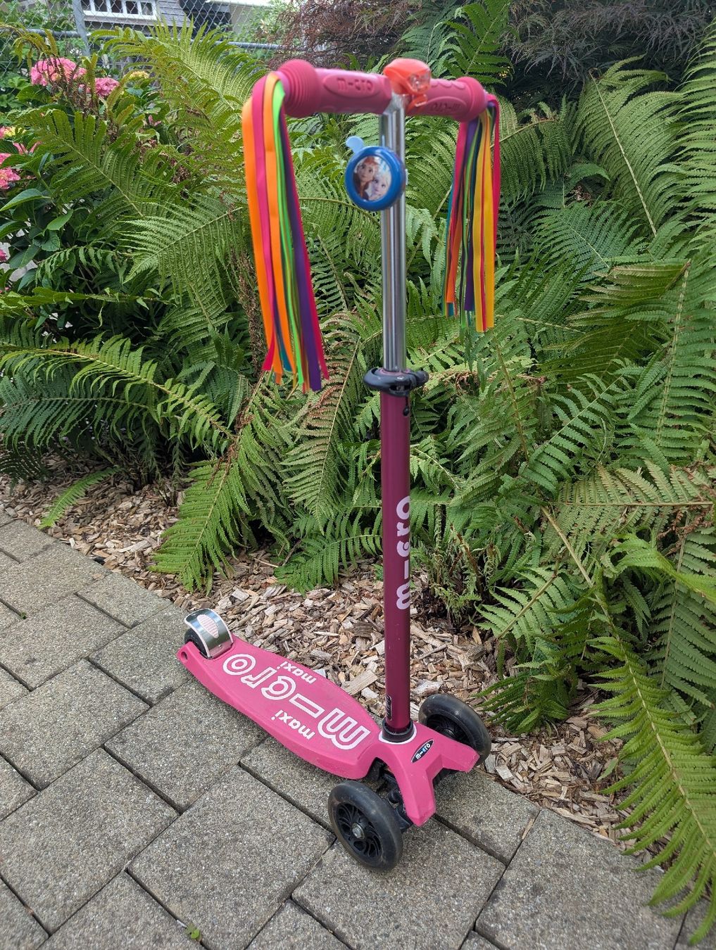 Micro Kickboard: Micro Scooter Pink mit Lenkerquasten – D'occasion à Bassersdorf par Rosaura